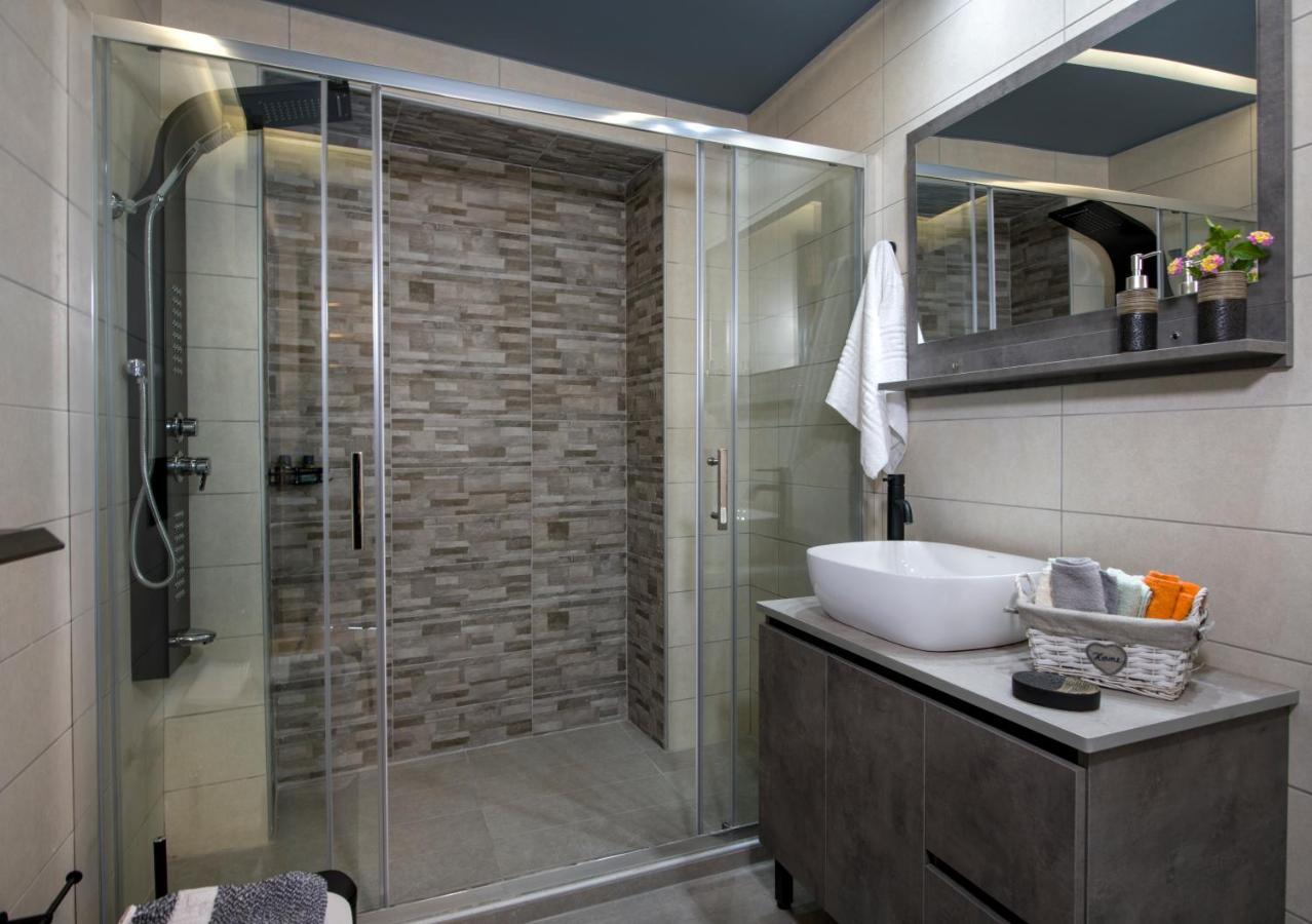 Rena'S Luxury Apartment With Free Private Parking خانيا المظهر الخارجي الصورة