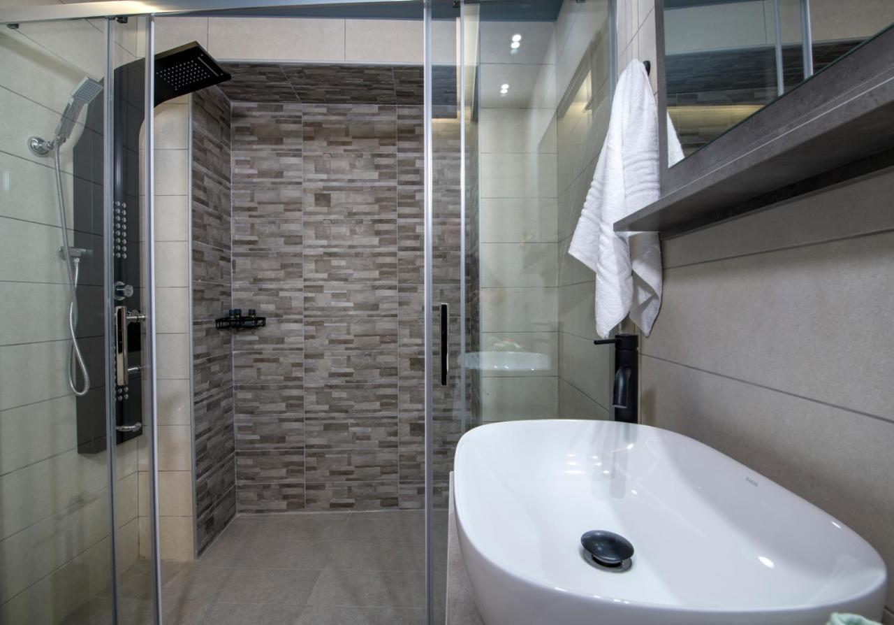 Rena'S Luxury Apartment With Free Private Parking خانيا المظهر الخارجي الصورة